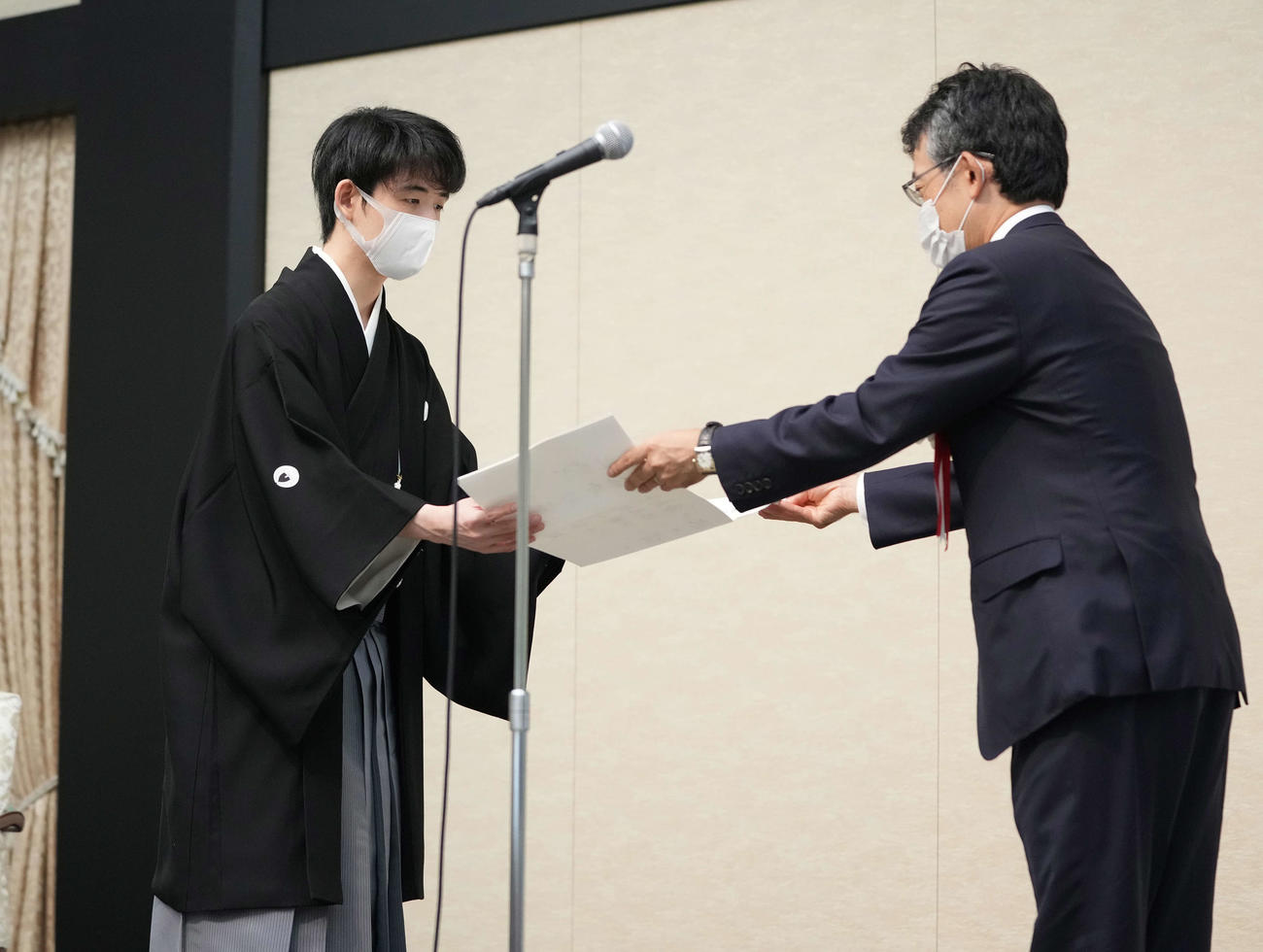 叡王就位式で、日本将棋連盟の佐藤康光会長（右）から就位状を授与される藤井聡太叡王（撮影・鈴木みどり）