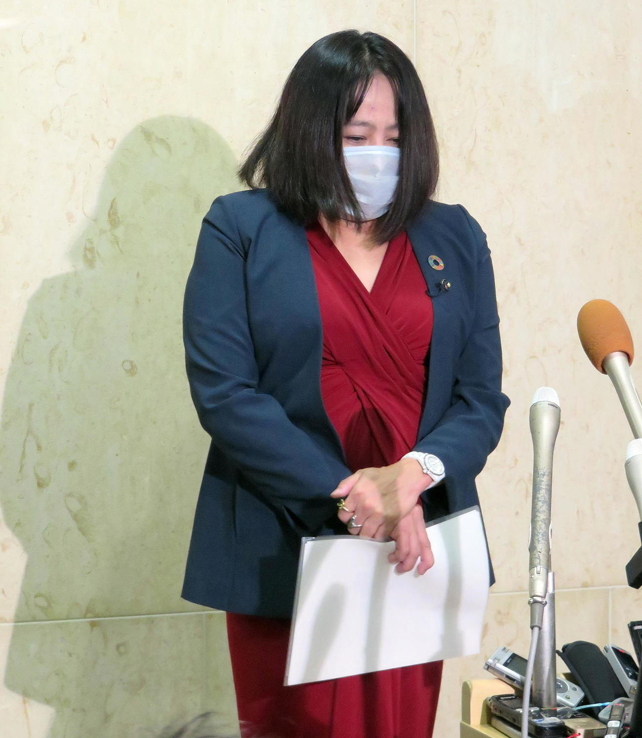約4カ月ぶりに公の場に姿を見せて終始うつむきながら取材対応する東京都議の木下富美子氏（撮影・鎌田直秀）