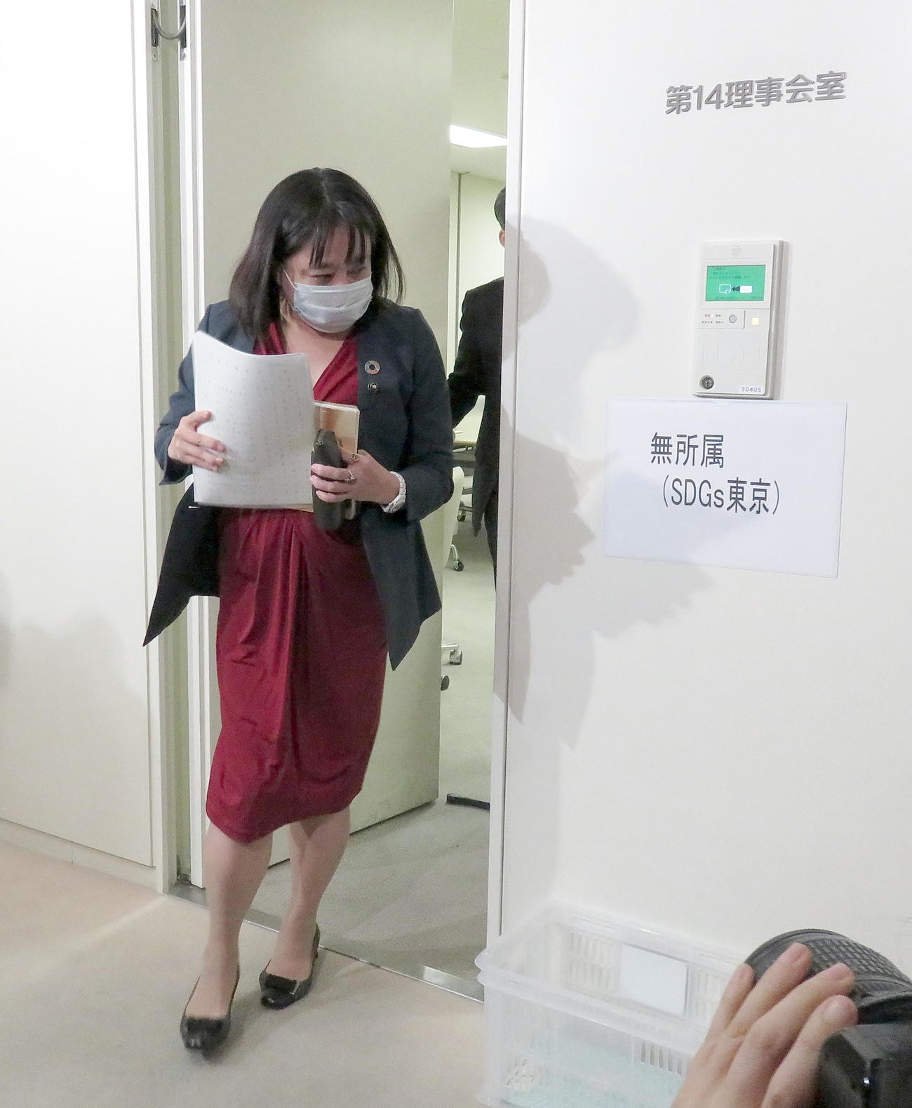 公営企業委員会の大山とも子委員長らとの面会に向かうために控室を出る木下富美子都議（撮影・鎌田直秀）