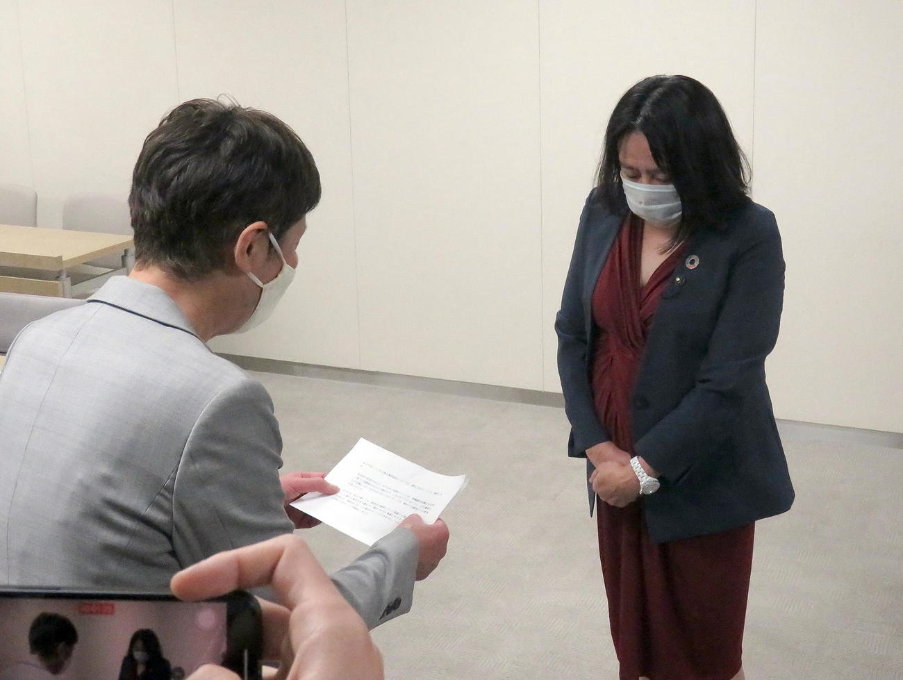 公営企業委員会の大山とも子委員長（左）から流会を伝えられる木下富美子都議（撮影・鎌田直秀）