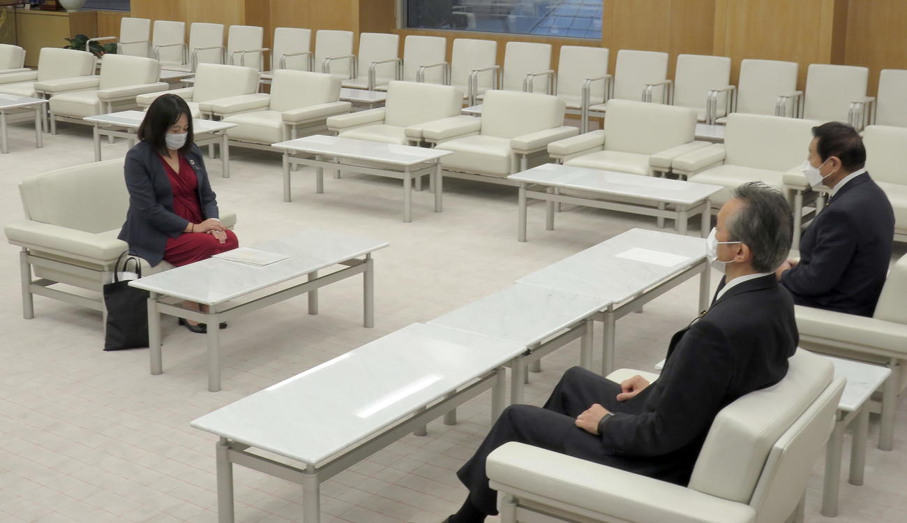 東京都議会議長を訪れて話をする木下富美子議員（左）（撮影・鎌田直秀）