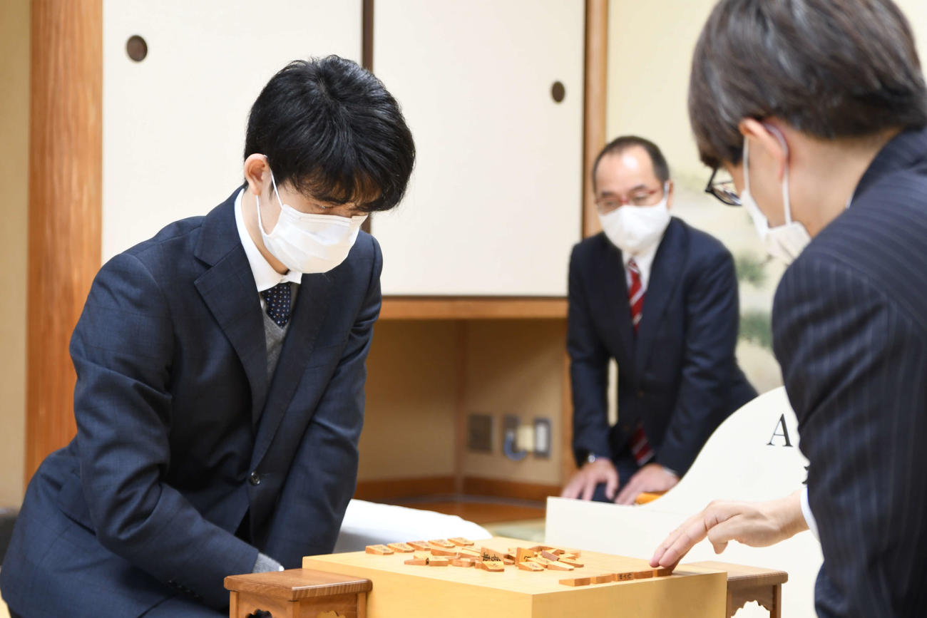 王将戦挑戦者決定リーグ戦で羽生善治九段（右）と対戦する藤井聡太3冠（左、日本将棋連盟提供）