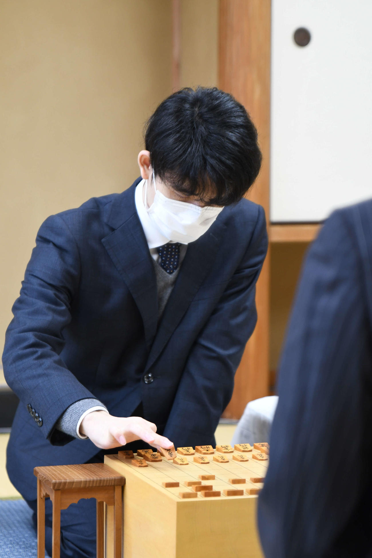 王将戦挑戦者決定リーグ戦で羽生善治九段と対戦する藤井聡太3冠（日本将棋連盟提供）