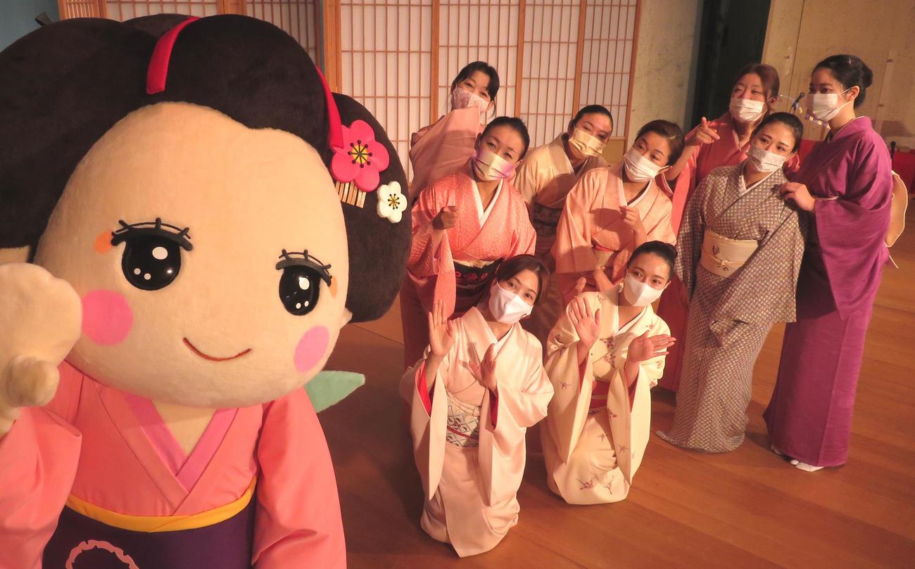 6日、「華の舞」でデビューしたゆるキャラ「熱海まめっこ」と芸妓（げいこ）のおねえさんらが「これから熱海を元気にするぞ」とポーズをとった（撮影・寺沢卓）