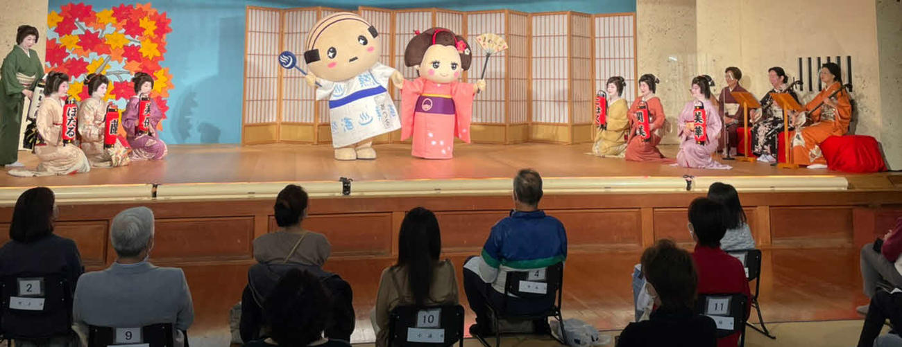 7日、「華の舞」にあつおくん（中央左）がサプライズで駆け付けた。中央右は熱海まめっこ。客席も十分なディスタンスをとって50人の札止め満員だった