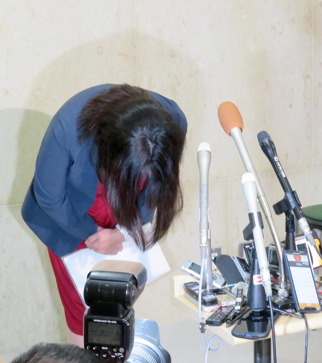 約4カ月ぶりに公の場に姿を見せて頭を下げる東京都議の木下富美子氏（撮影・鎌田直秀）