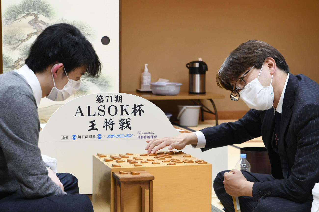 羽生善治九段（右）を下して4連勝とした藤井聡太3冠（日本将棋連盟提供）