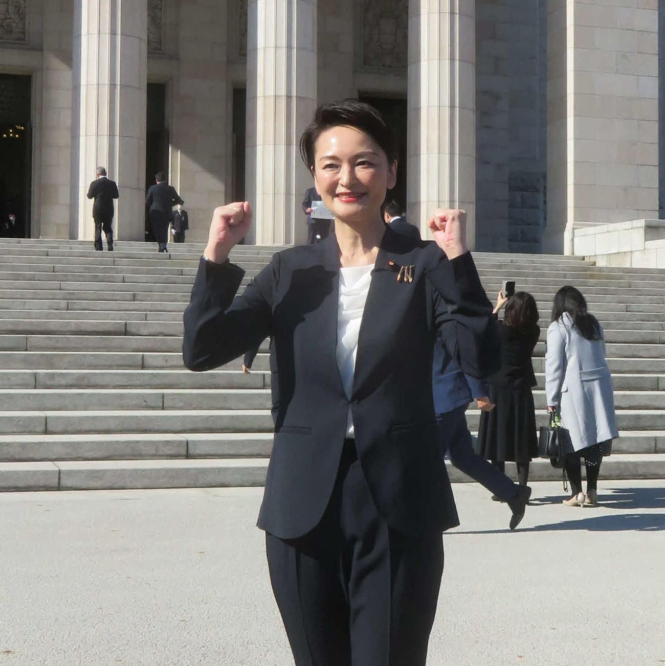 衆院選で初当選した立憲民主党の吉田晴美氏は議員バッジを胸に笑顔を見せた（撮影・大上悟）