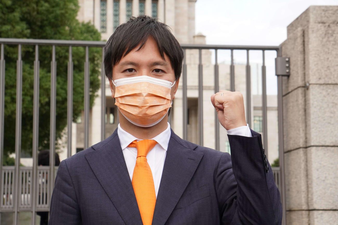 一番乗りで初登院した日本維新の会の阿部司氏（撮影・沢田直人）