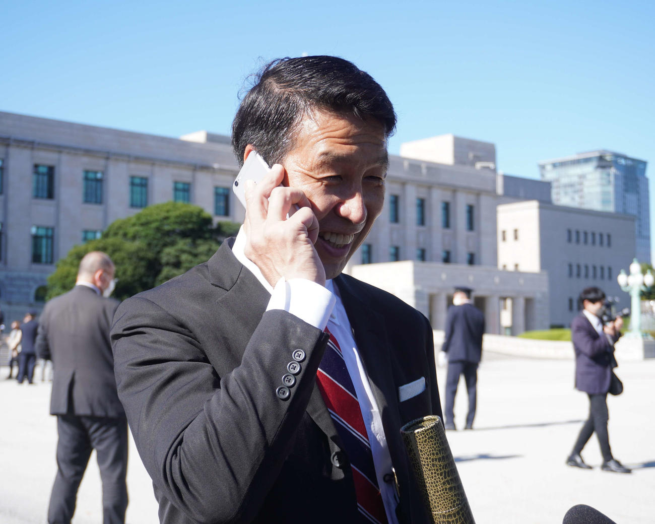 妻の室井佑月氏からの電話を笑顔で受ける米山氏（撮影・沢田直人）