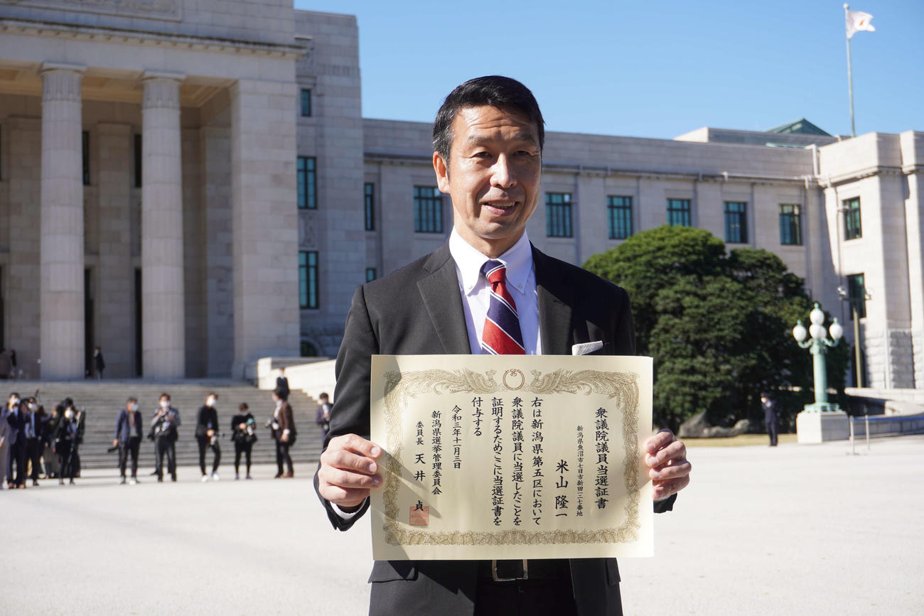 衆議院議員当選証書を持って初登院した米山隆一氏（撮影・沢田直人）