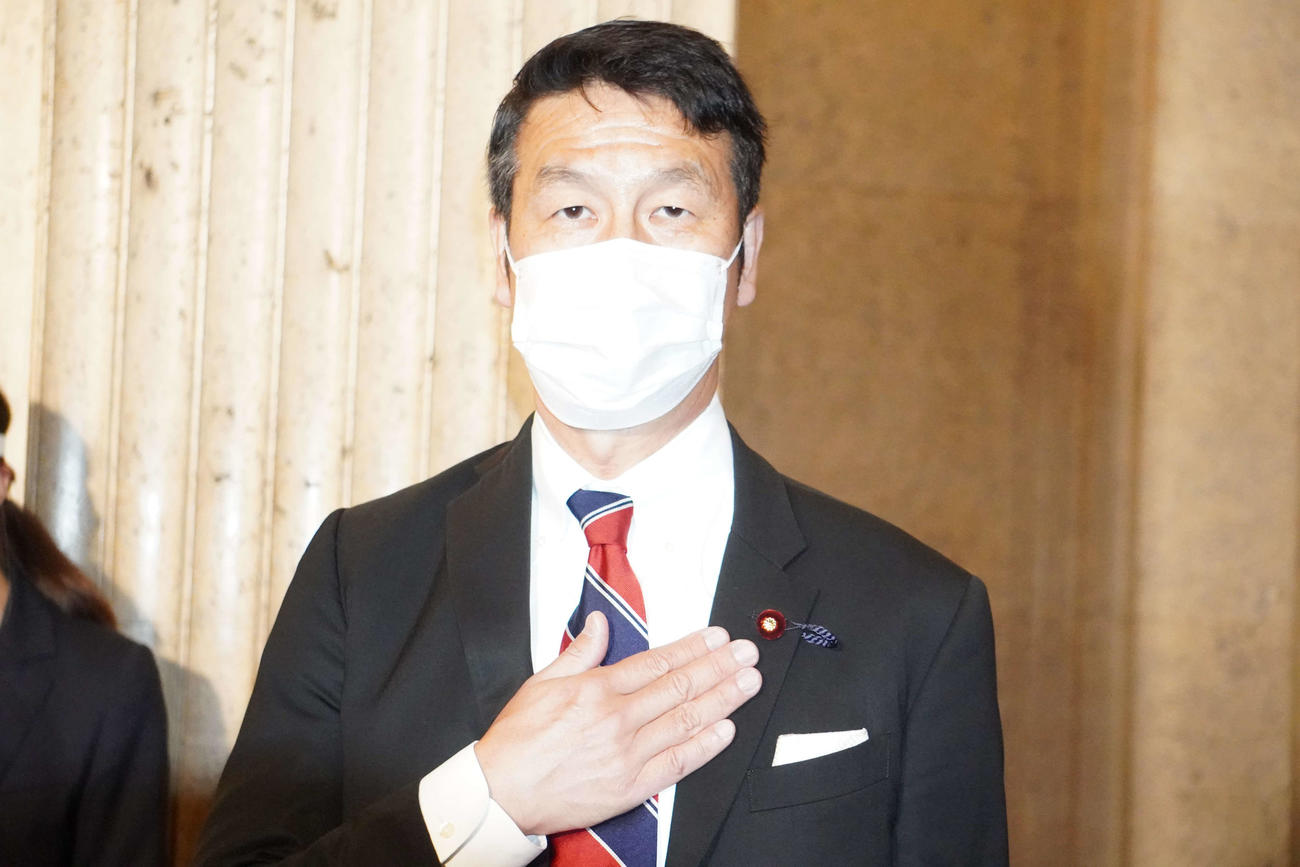 議員バッジを着けた米山隆一氏（撮影・沢田直人）