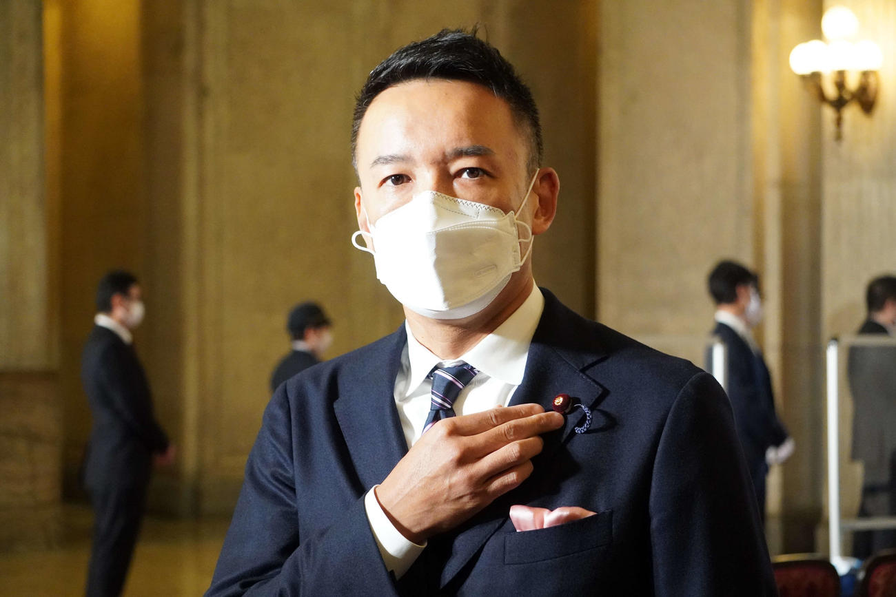 議員バッジを着けたれいわ新選組の山本太郎代表（撮影・沢田直人）