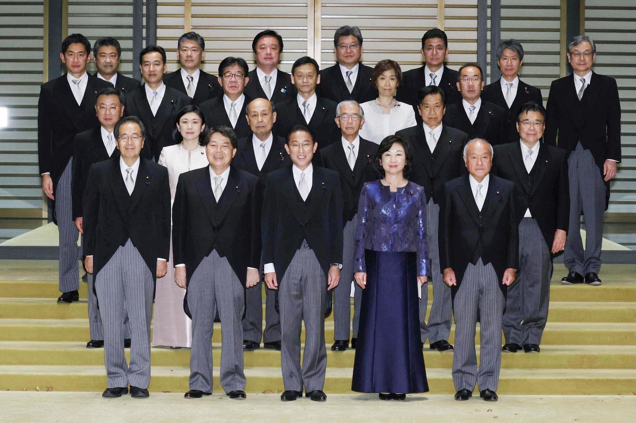 任命式と認証式を終え、記念写真に納まる岸田文雄首相（前列中央）と閣僚ら＝10日夜、宮殿・北車寄（代表撮影）