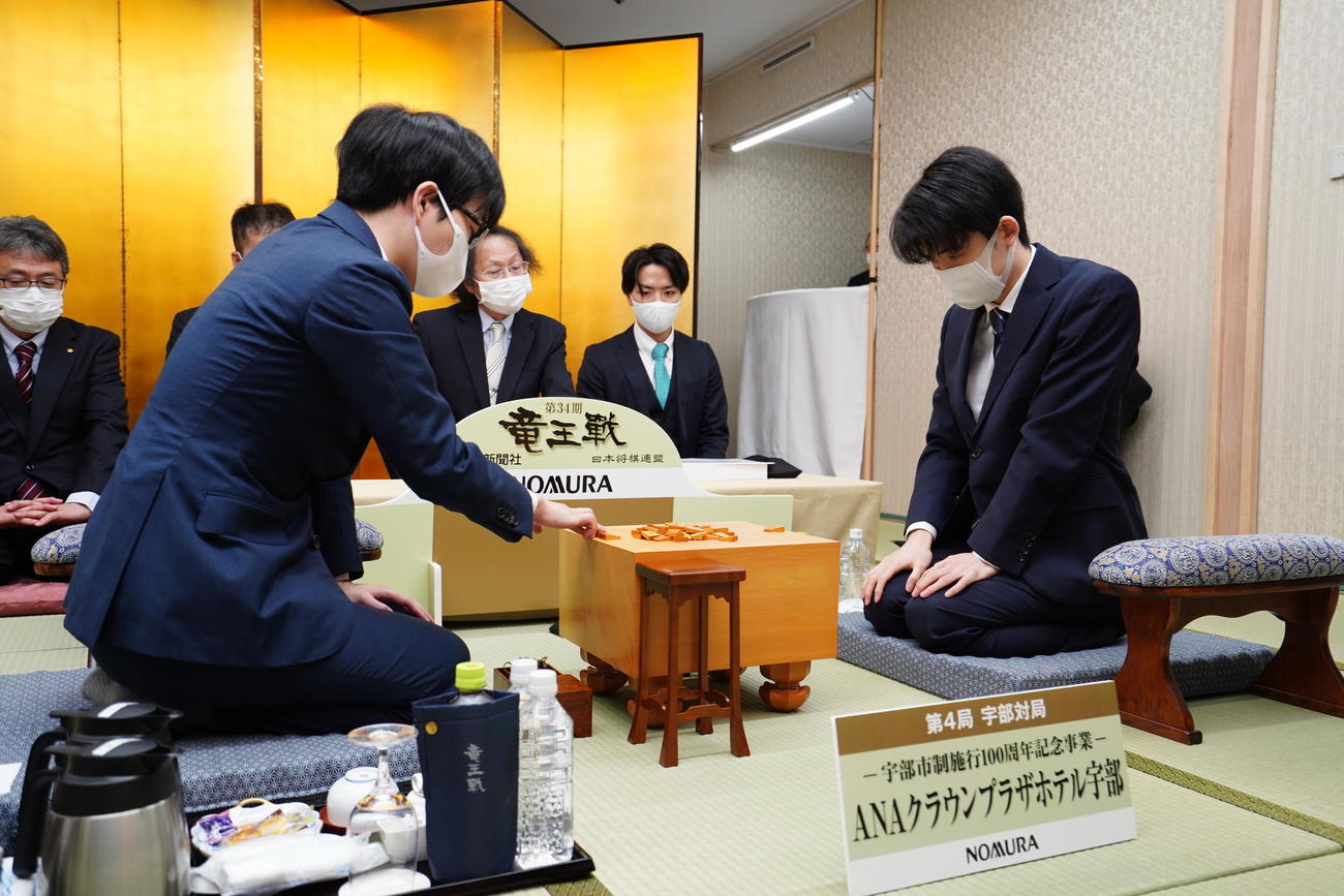 山口県宇部市の対局会場で前日検分した豊島将之（左）と藤井聡太3冠（日本将棋連盟提供）