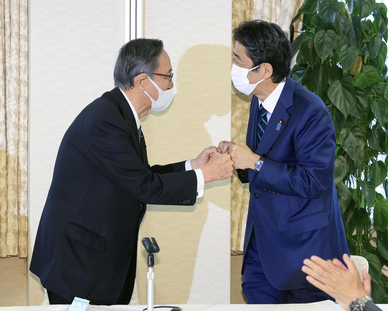 細田派の総会でグータッチを交わす細田博之衆院議長（左）と安倍元首相（共同）