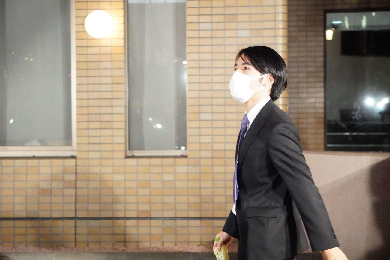 母親の元婚約者との面会を終えた小室圭さん（撮影・沢田直人）