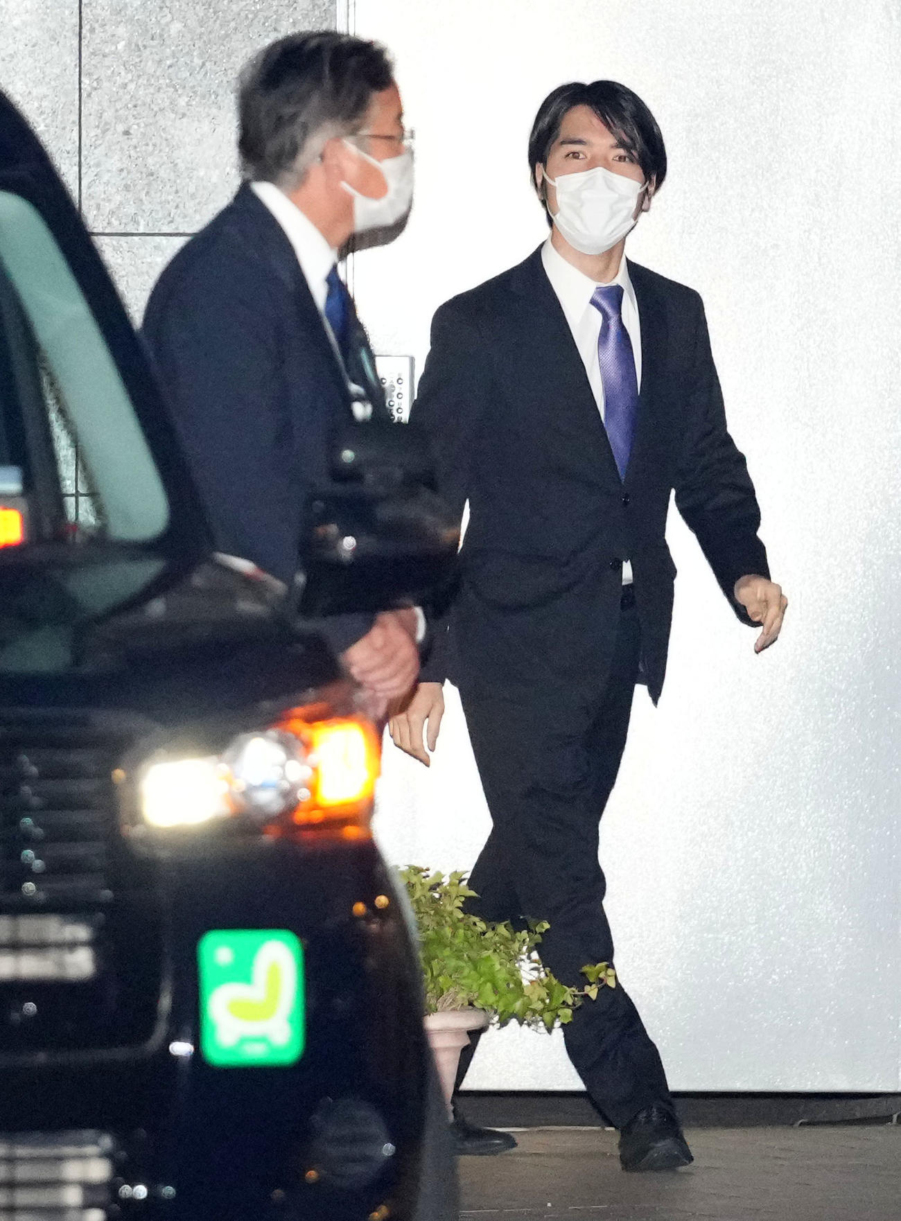 都内の自宅を出て母の元婚約者との面会に向かう小室圭さん（撮影・横山健太）