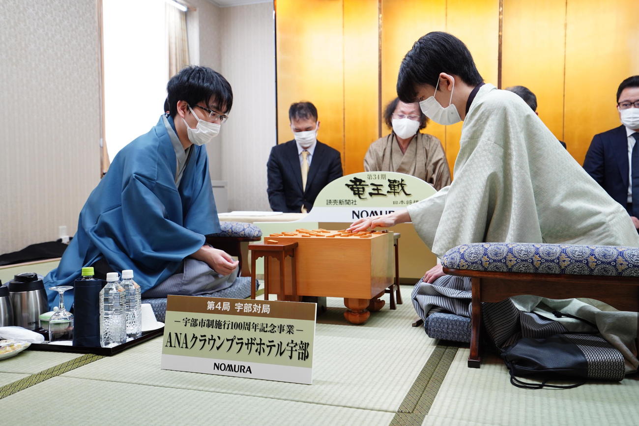 第34期竜王戦7番勝負第4局に臨んだ藤井聡太3冠（右）、豊島将之竜王（日本将棋連盟提供）