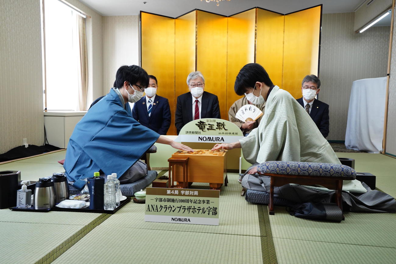 竜王戦7番勝負第4局に臨んだ藤井3冠（右）と豊島竜王（日本将棋連盟提供）