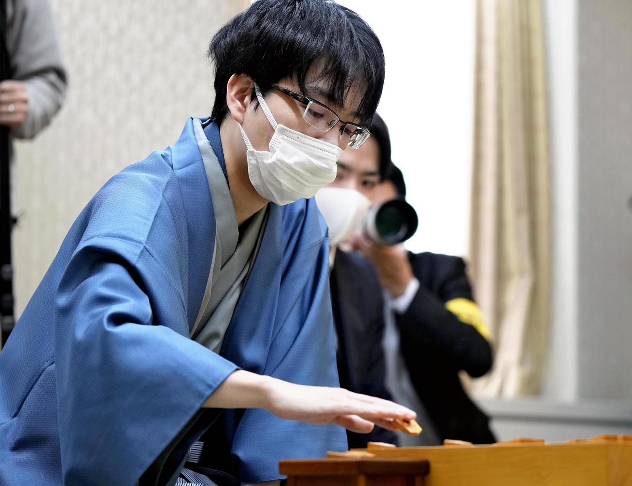 竜王戦第4局、前日の指し手を再現する豊島将之竜王（代表撮影）