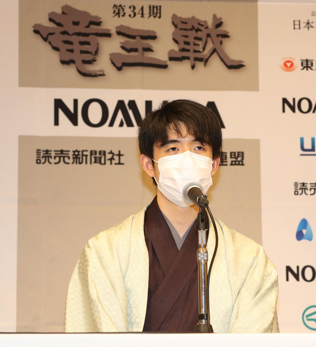 史上初の10代4冠を達成し、会見に臨む藤井新竜王（撮影・屋方直哉）