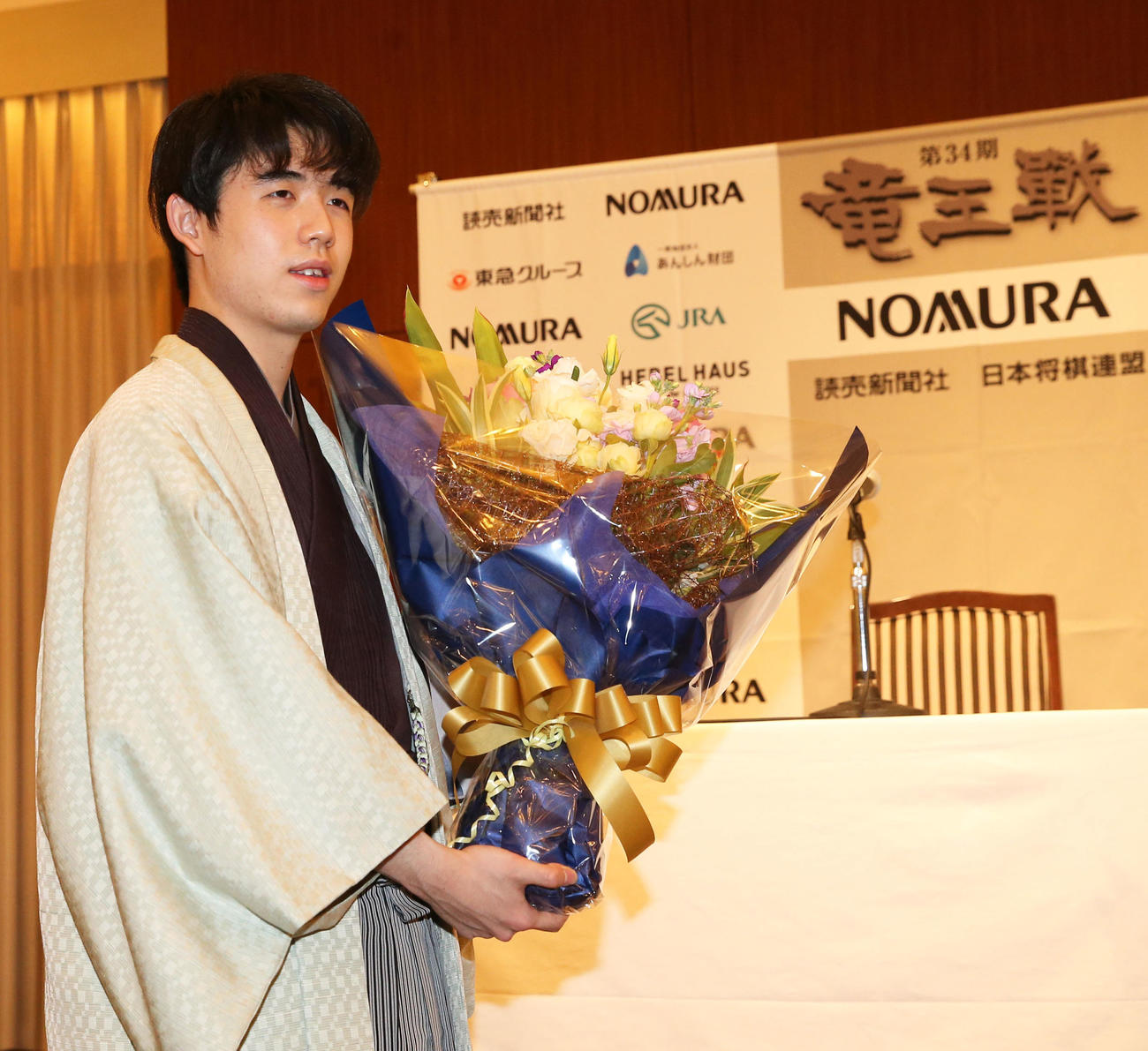 史上最年少の19歳3カ月で4冠を達成し、花束を手にする将棋の藤井聡太新竜王（撮影・屋方直哉）