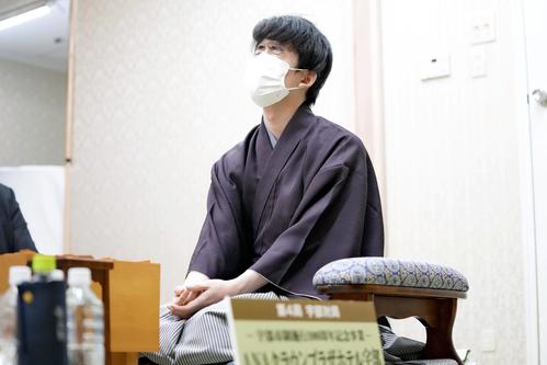 豊島将之九段に勝利し、目をつぶる藤井聡太新竜王＝代表撮影