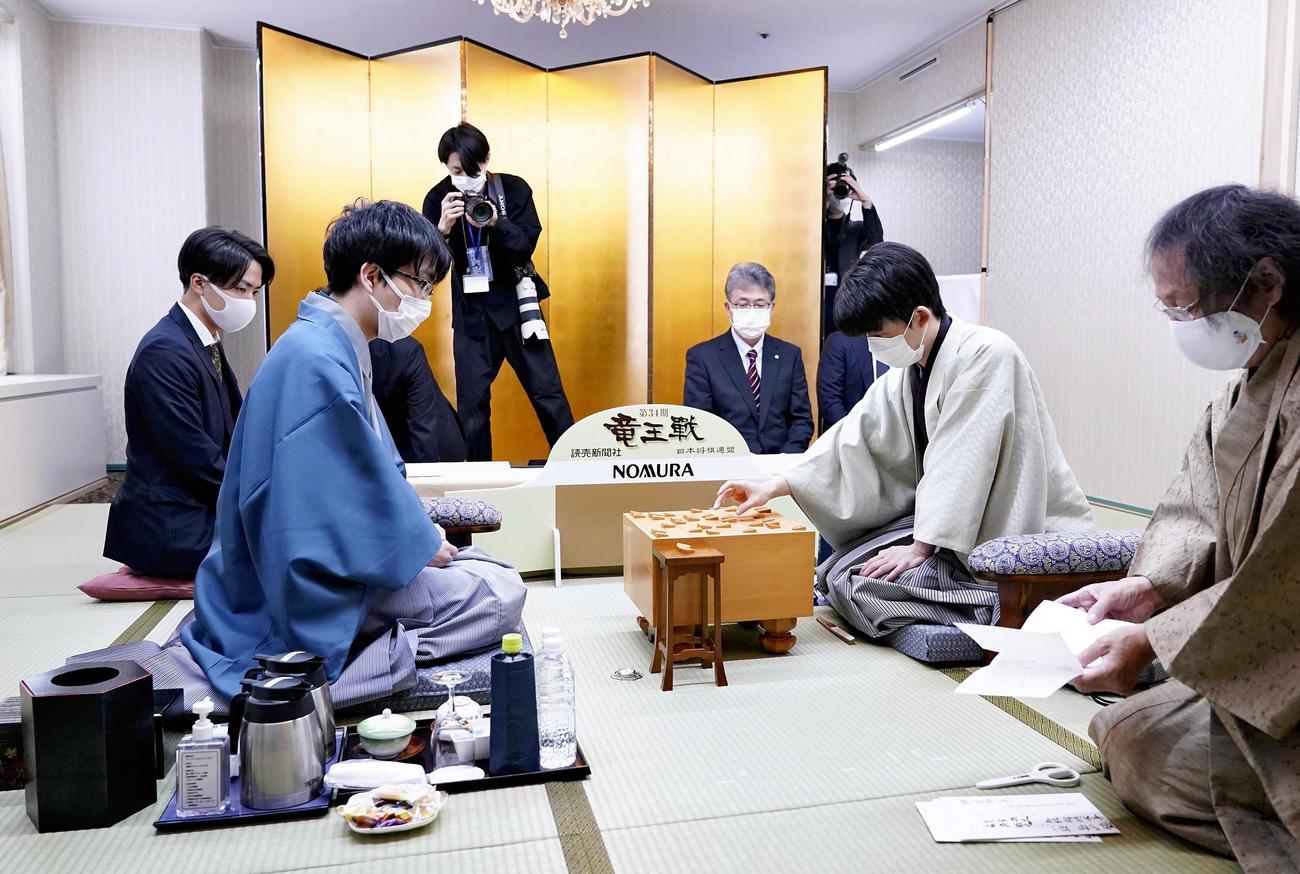 竜王戦第4局、封じ手を指す藤井聡太3冠（右）と豊島将之竜王（代表撮影）