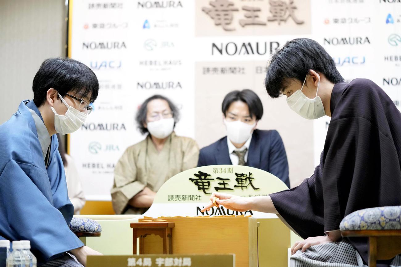 感想戦で対局を振り返る豊島将之九段（左）と藤井聡太新竜王（代表撮影）