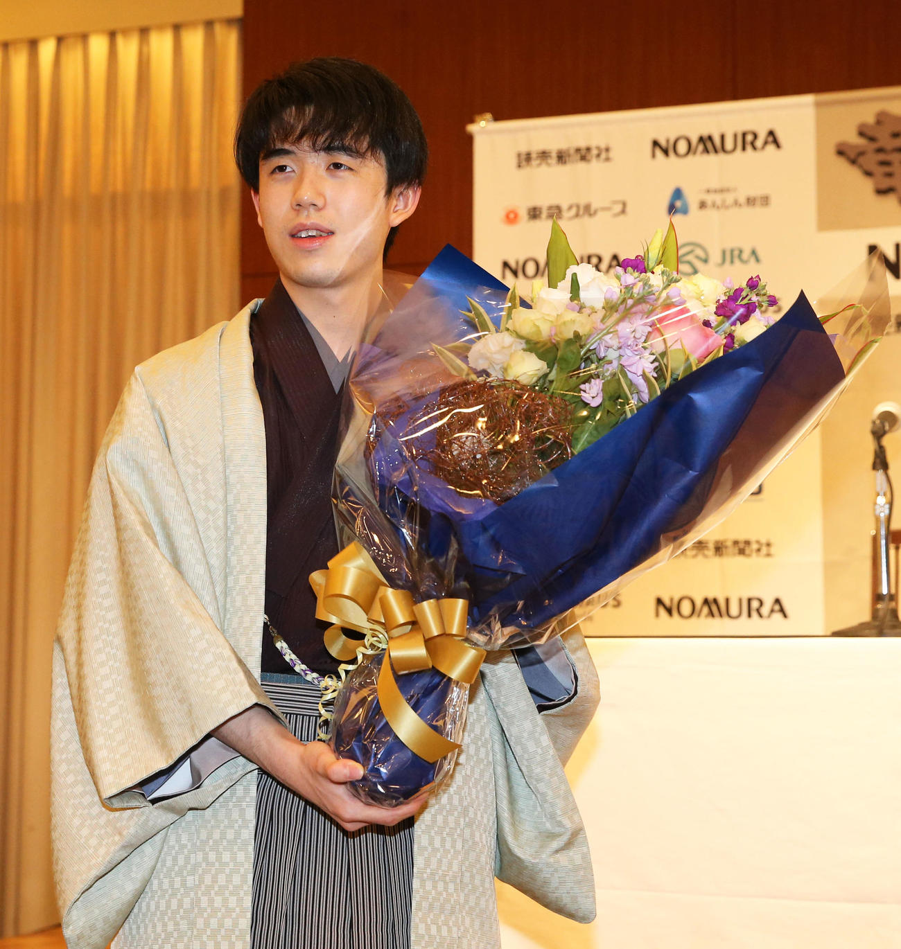 史上最年少の19歳3カ月で四冠を達成し、花束を手にする将棋の藤井聡太新竜王（撮影・屋方直哉）