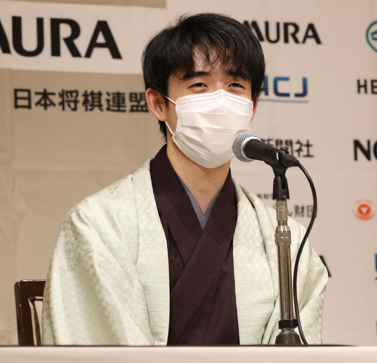 史上初の10代4冠を達成し、会見に臨む藤井新竜王（撮影・屋方直哉）