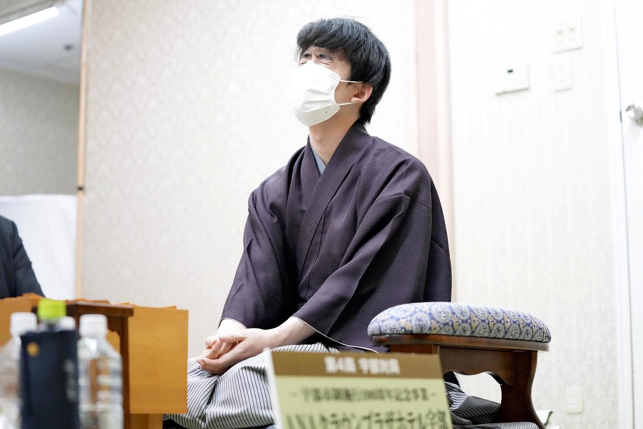 豊島将之九段に勝利し、目をつぶる藤井聡太新竜王（代表撮影）