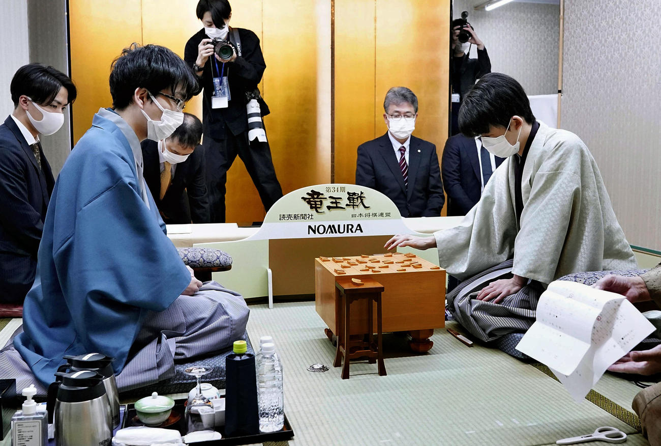 第34期竜王戦7番勝負第4局の2日目、豊島将之竜王（左）と対局する藤井聡太三冠（代表撮影）