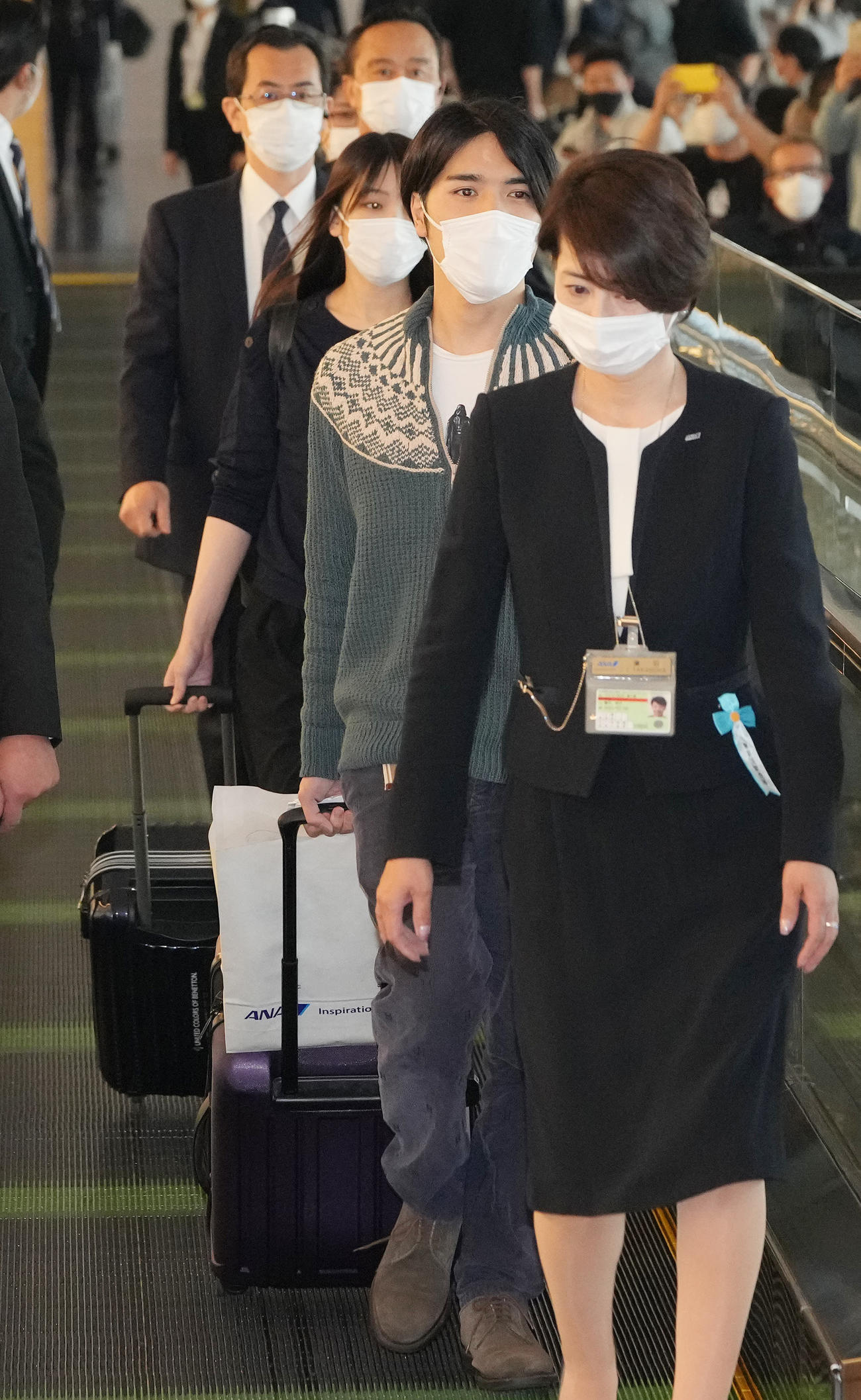 渡米する小室圭さん（右から2人目）、眞子さん（撮影・鈴木みどり）