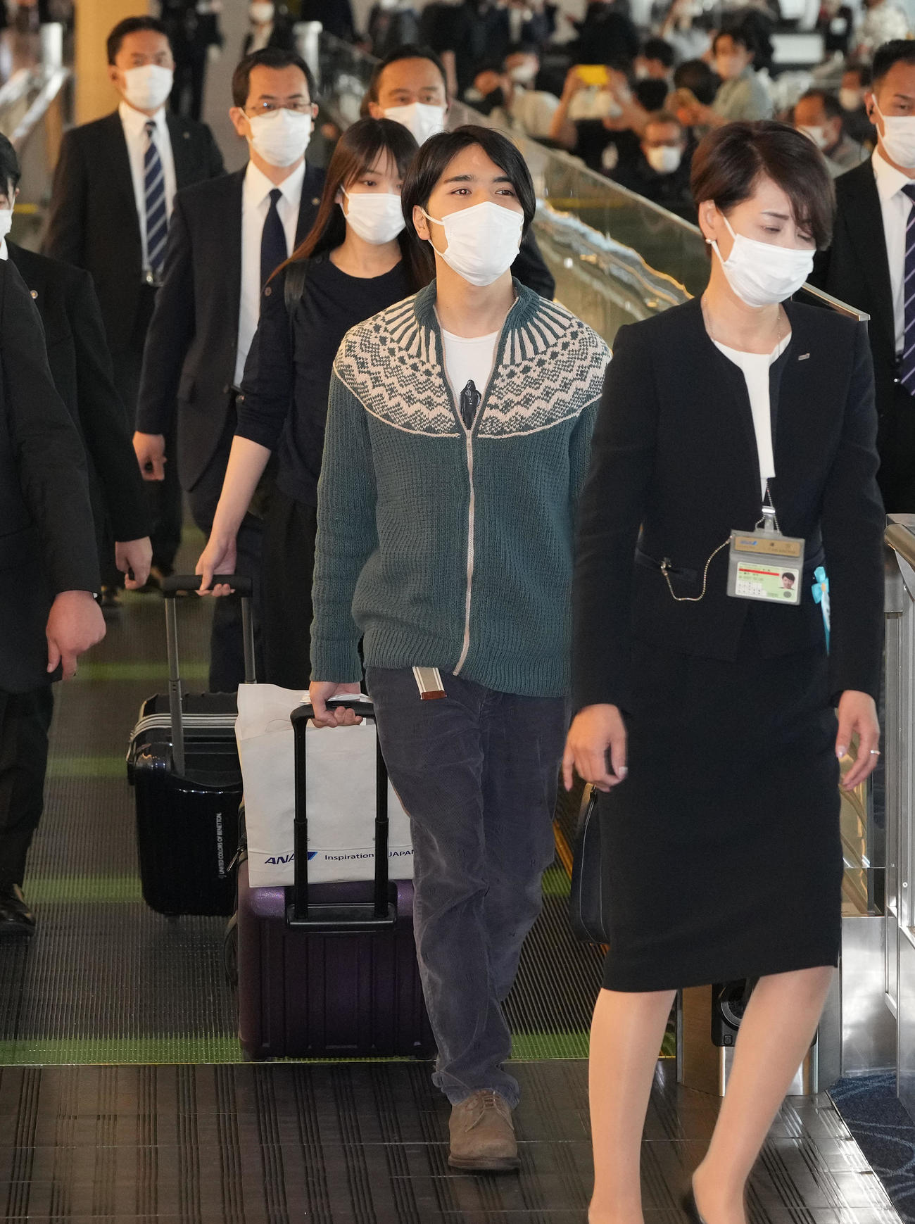 渡米する小室圭さん（右から2人目）、眞子さん（撮影・鈴木みどり）