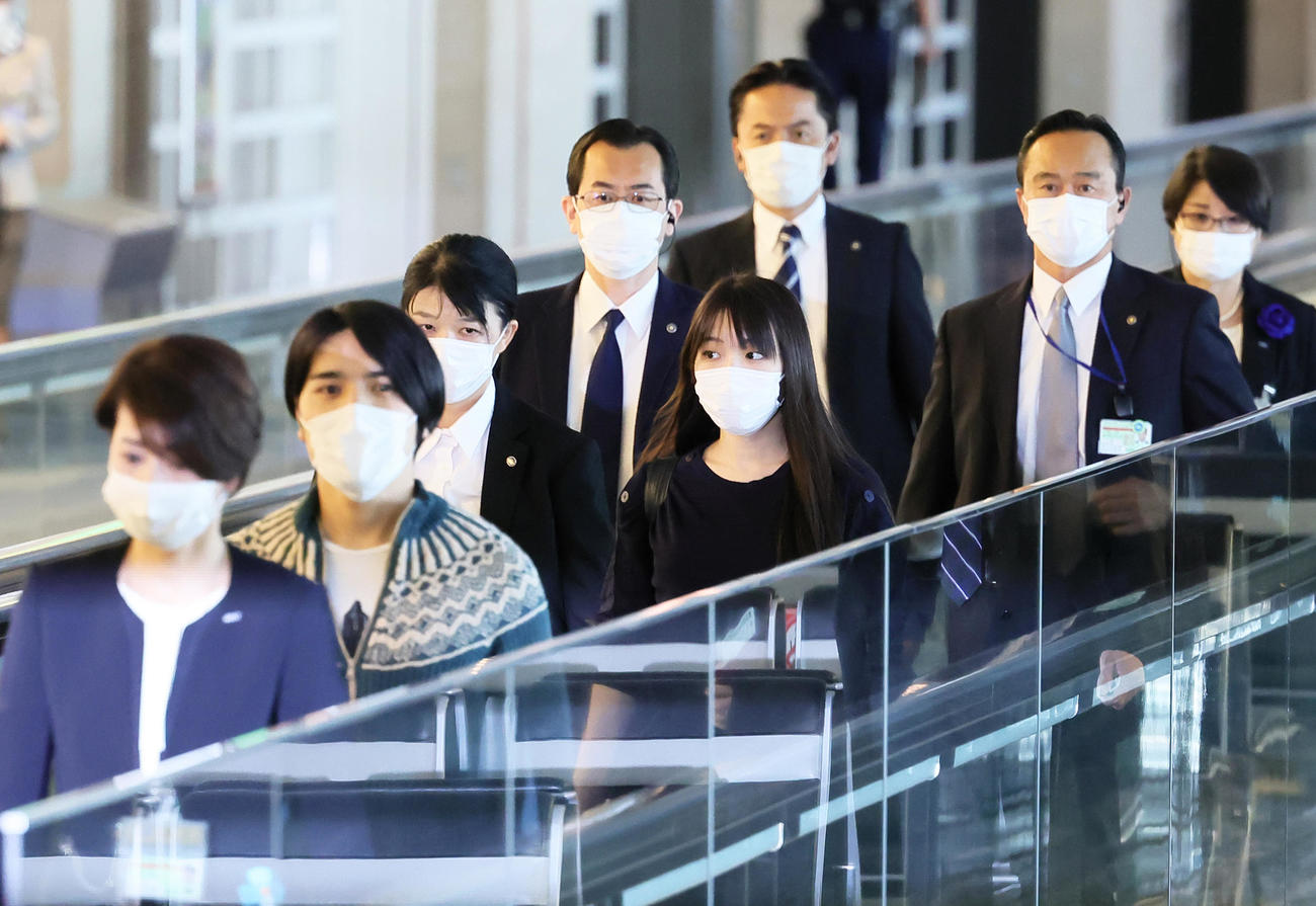 渡米する小室圭さん（中央左）と眞子さん（同右）（撮影・足立雅史）