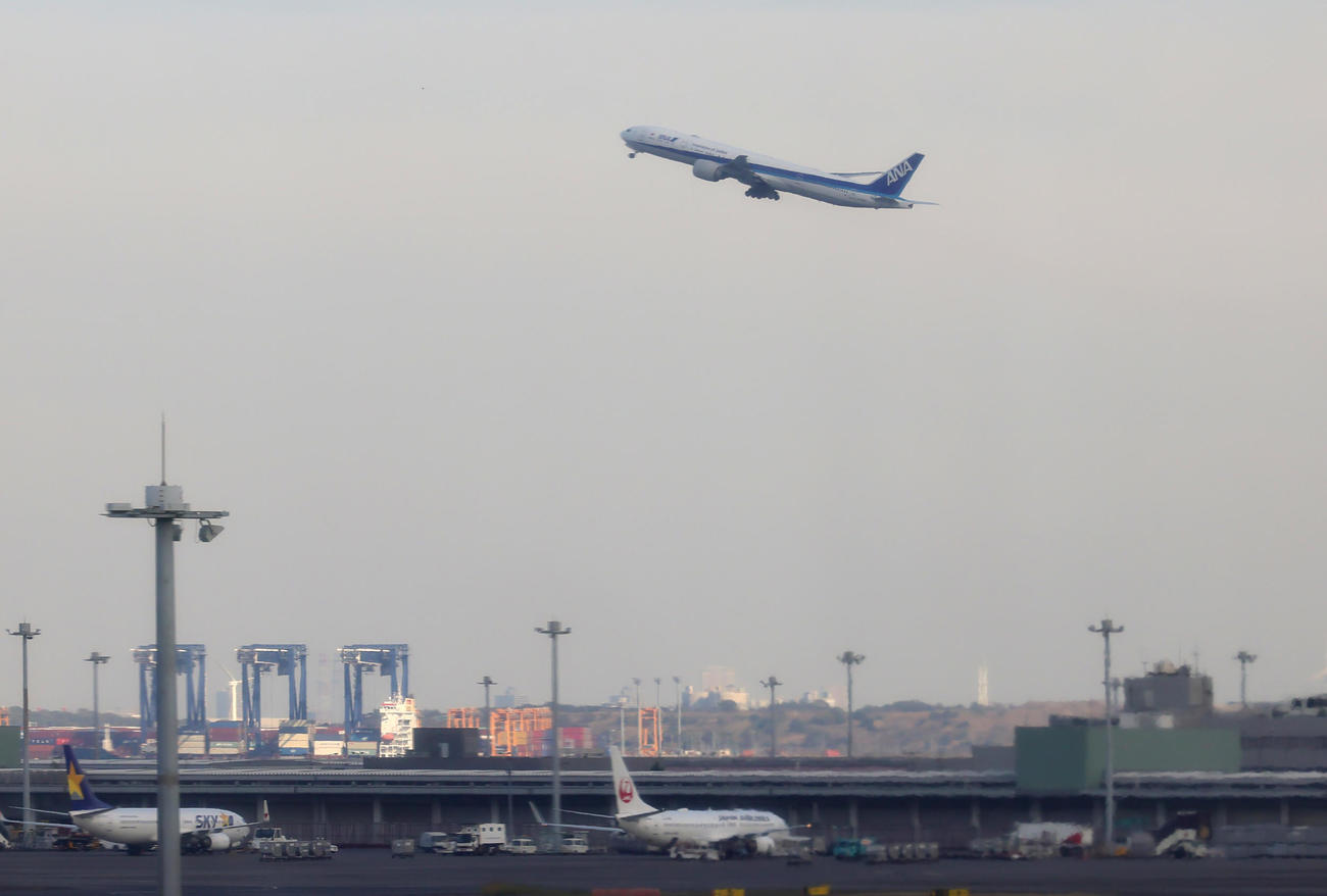 小室圭さんと眞子さんを乗せた航空機（撮影・足立雅史）