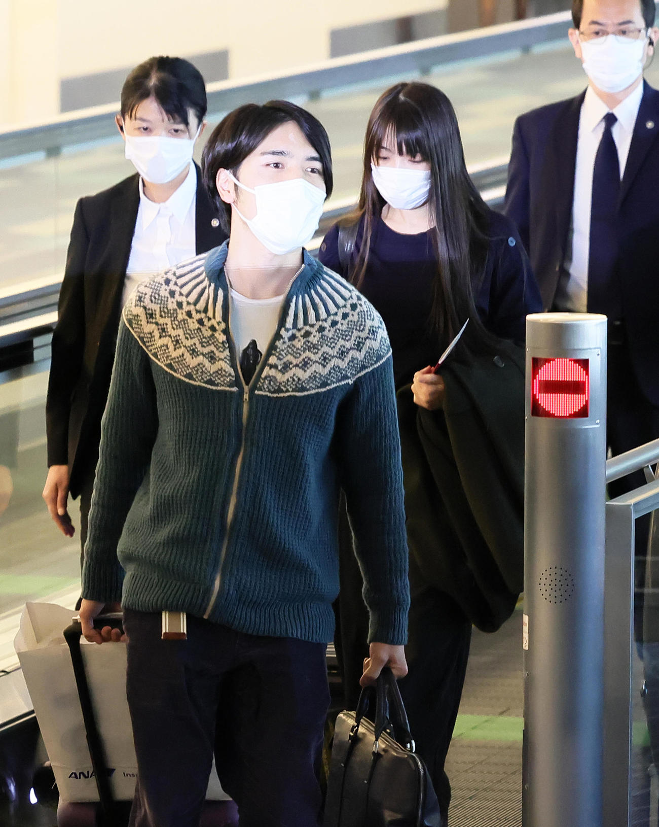 渡米する小室圭さん（左）と眞子さん（撮影・足立雅史）