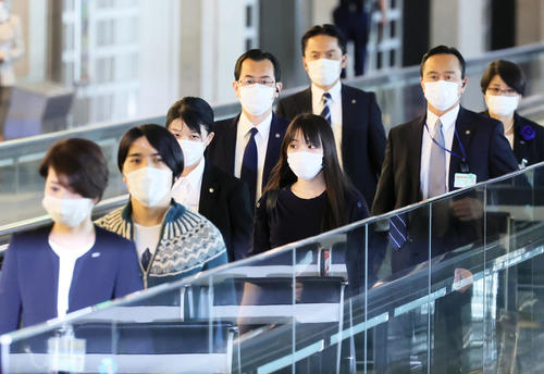 渡米する小室圭さん（中央左）と眞子さん（同右）（撮影・足立雅史）