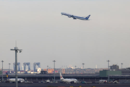 小室圭さんと眞子さんを乗せた航空機（撮影・足立雅史）