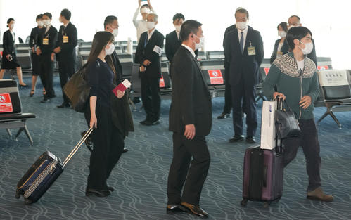 渡米する小室圭さん（右）、眞子さん（撮影・鈴木みどり）