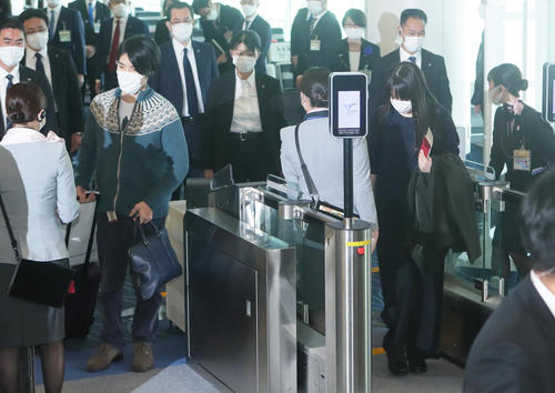 渡米する小室圭さん（左）と眞子さん（撮影・足立雅史）