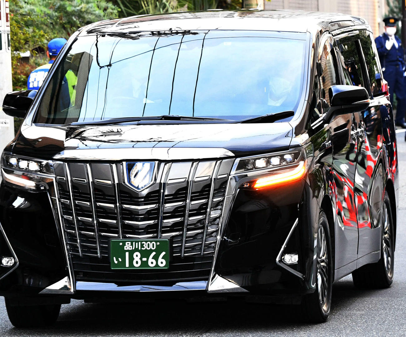 小室圭さんと眞子さんを乗せて都内の自宅を出る車（撮影・滝沢徹郎）
