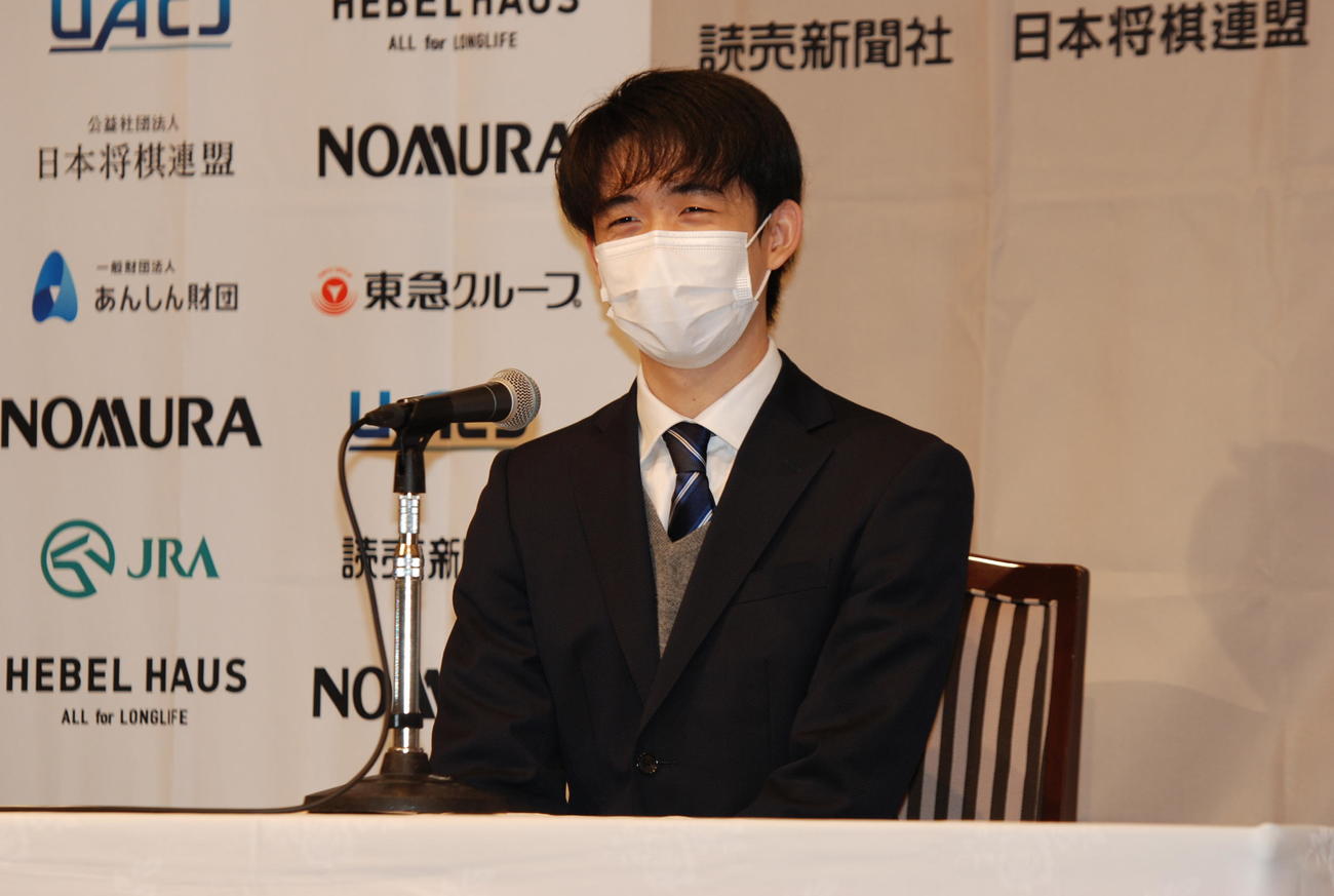 最年少4冠達成から一夜明け会見で笑顔を見せる藤井聡太新竜王（撮影・松浦隆司）