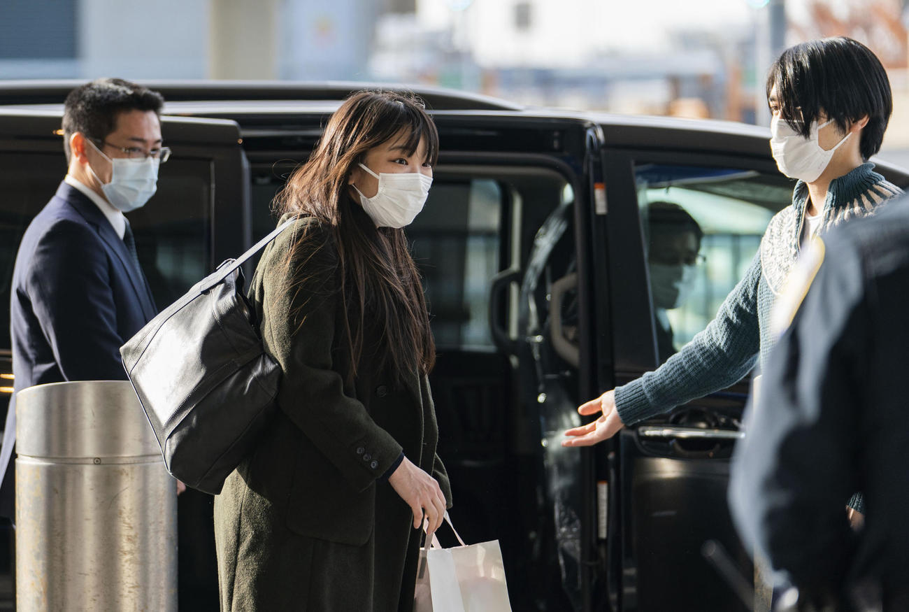 米ニューヨークのケネディ国際空港に到着した、秋篠宮ご夫妻の長女眞子さん（中央）と夫の小室圭さん（右）（代表撮影・共同）