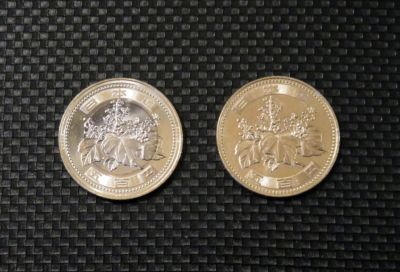 新500円硬貨（左）と旧500円硬貨（撮影・鎌田直秀）