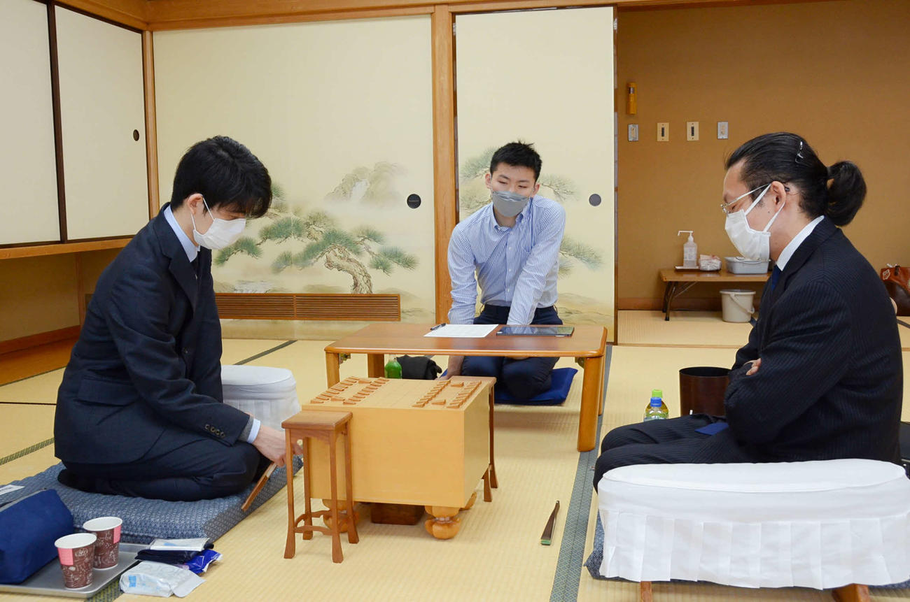 4冠達成後、最初の対局となった順位戦B級1組の松尾歩八段（右）との対局に臨む藤井聡太竜王（王位・叡王・棋聖＝左、日本将棋連盟提供）