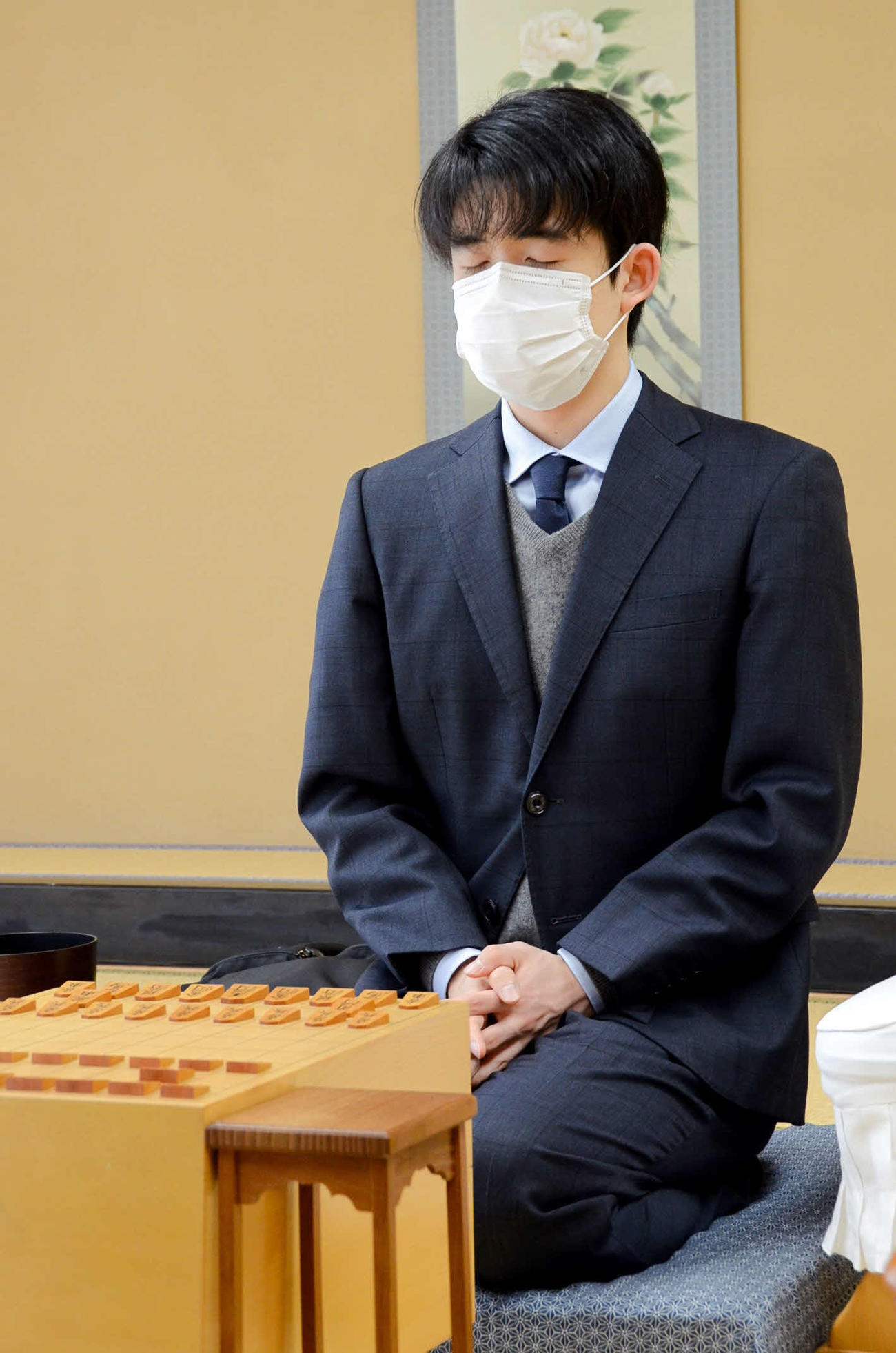 4冠達成後、最初の対局となった順位戦B級1組の松尾歩八段戦に臨む藤井聡太竜王（王位・叡王・棋聖、日本将棋連盟提供）