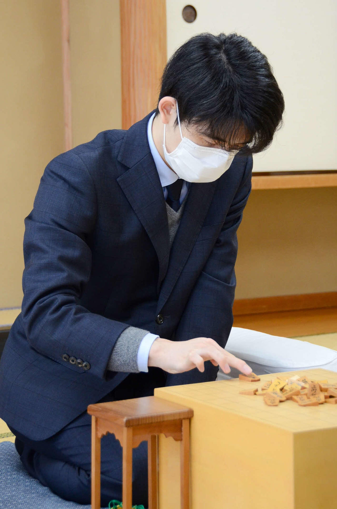4冠達成後、最初の対局となった順位戦B級1組の松尾歩八段戦に臨む藤井聡太竜王（王位・叡王・棋聖、日本将棋連盟提供）